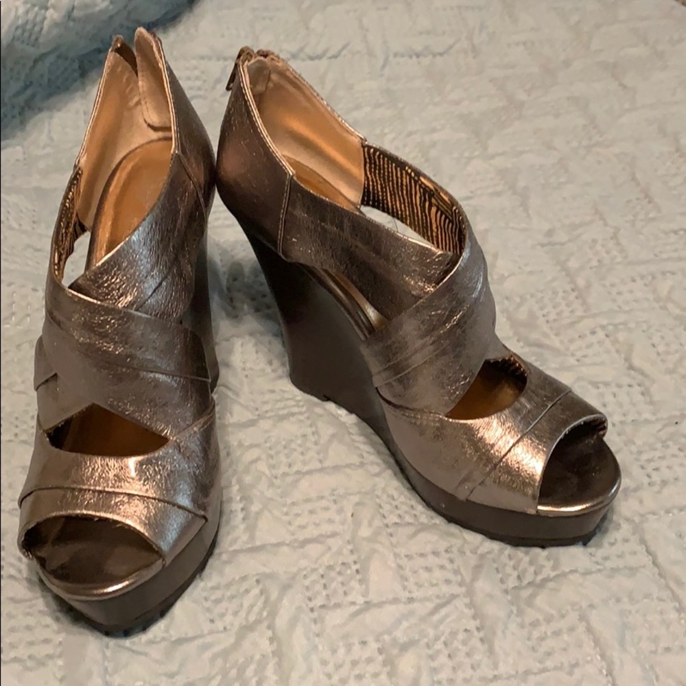 NWOB Seychelles Platinum wedges size 8 1/2